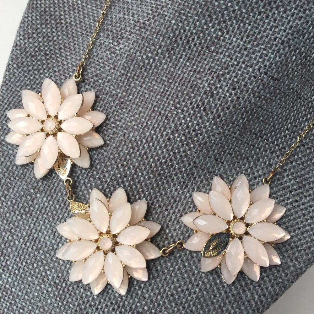 💗🏆💗Goldtone/Lt. Pink Statement Necklace💗🏆💗